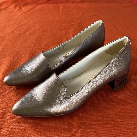 Anne Klein metallic taupe leather 1.5” heels. Worn once. EUC. - Picture 3 of 10